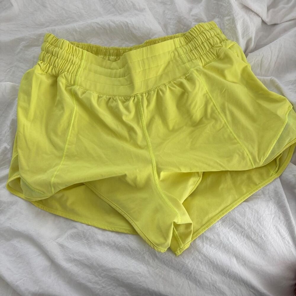 LULULEMON Hotty Hot Hi Rise 2.5 Athletic Women's Yellow Shorts Exclusive Sz 8